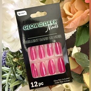 🆕💅🏻 b•pure 12 PIECE GLOW-IN-THE-DARK FASHION PRESS-ON NAILS. BRAND NEW IN BOX.